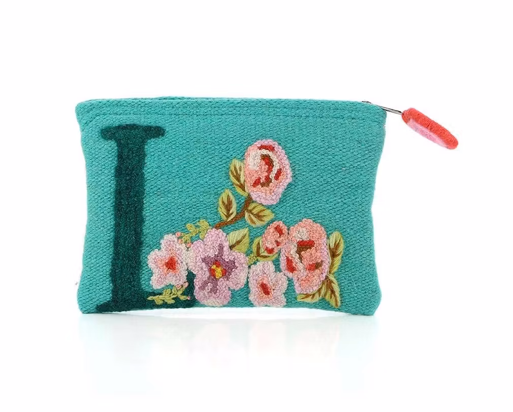 Handvävd liten väska från Peru, broderad med mönster och bokstaven L. Fair Trade.
