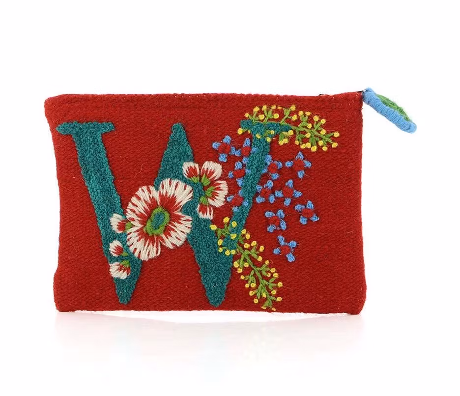 Handvävd liten väska från Peru, broderad med mönster och bokstaven W. Fair Trade.