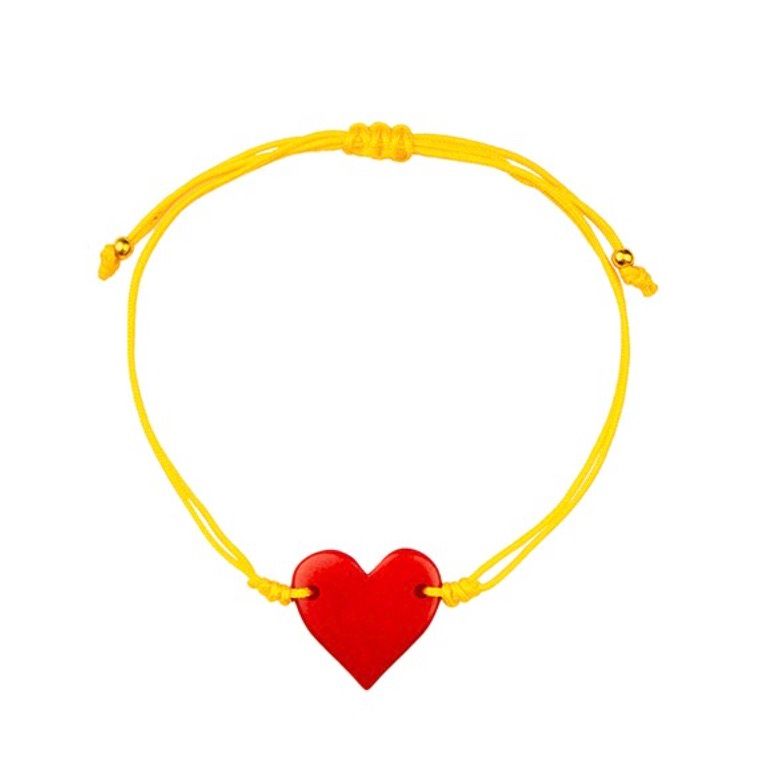 Armband Hjärta av röt taguanöt. Gult snöre  med glidande knyt. Fin present till en hjärtavän, mors dag eller allahjärtans. Fair Trade.