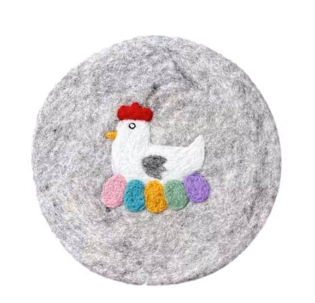 Underlägg Ruvande påskhöna, tovat. Till gryta och kanna. Fair Trade Nepal.