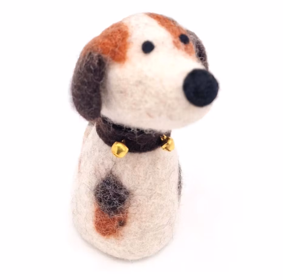 Tovade liten hund, Beagle, äggvärmare, maskot, handdocka, dekoration. Fair Trade.