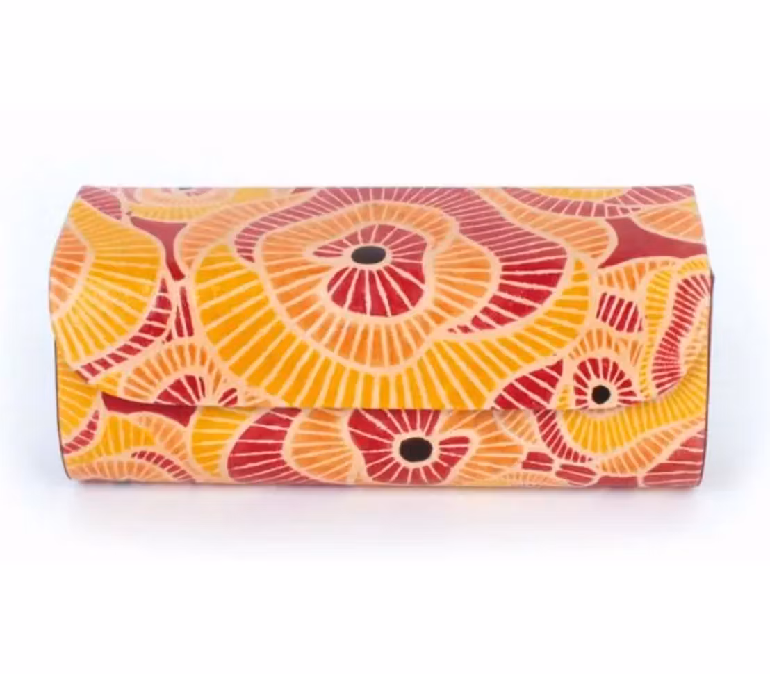 Etui, fodral för glasögon, solstråle-mönster i gul, orange och röd. Getläder med shantiteknik. Fair Trade.