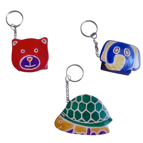 Tre nyckelringar med minifack i läder, olika motiv, björn, elefant, sköldpadda. Fair Trade Indien.