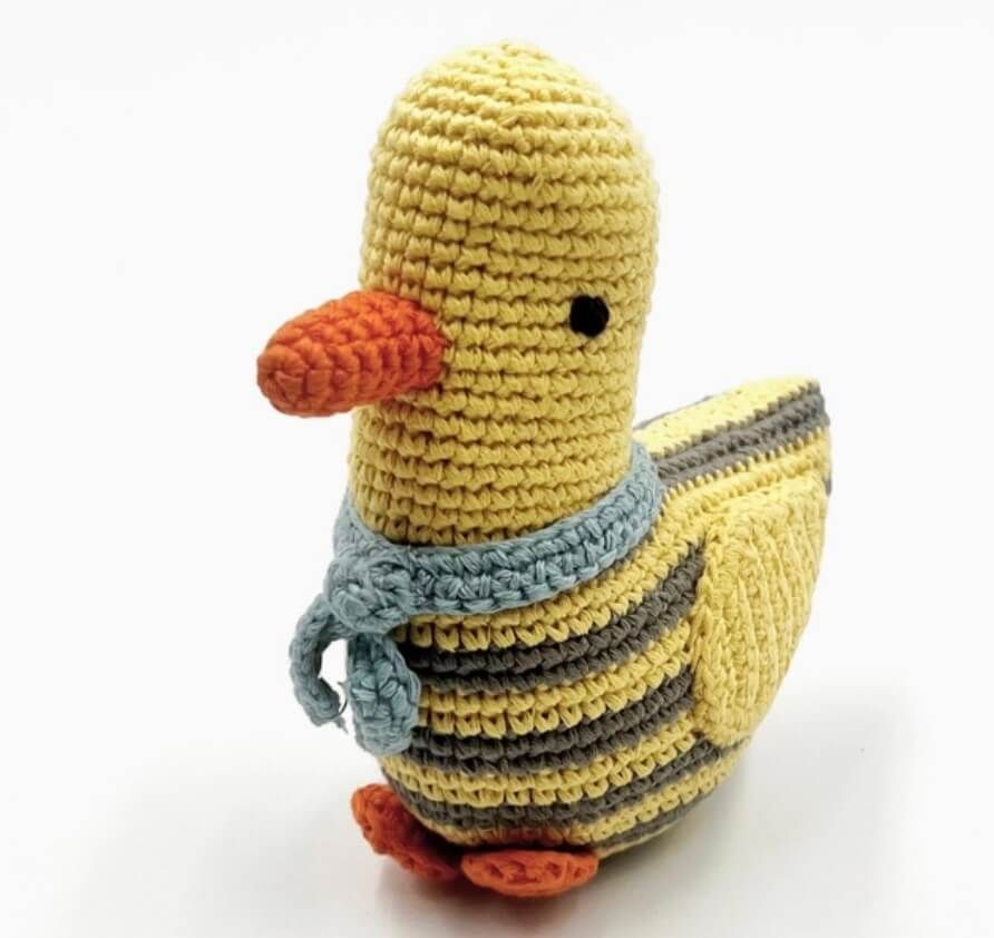 Tygleksak, en handvirkad anka, med skallra inuti. ca 15 cm. Gul med gråa ränder och orange näbb o fötter. Fair Trade Bangladesh.