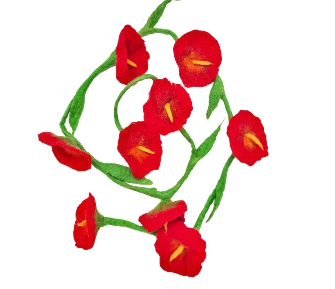 Handtovad girlang med nio stora klarröda blommor som vacker dekoration. Fair Trade från Nepal.
