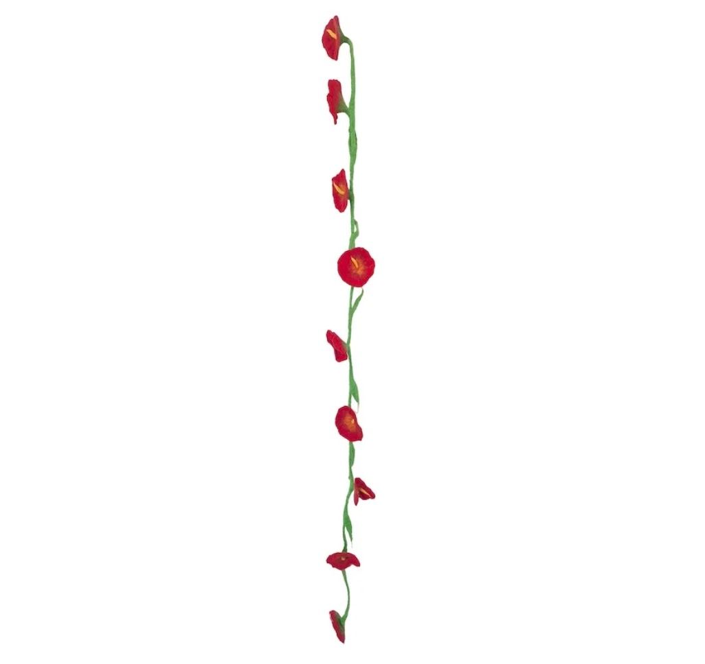 Handtovad girlang med nio stora klarröda blommor som stämningsfull dekoration, här som hängande deko.. Fair Trade från Nepal.