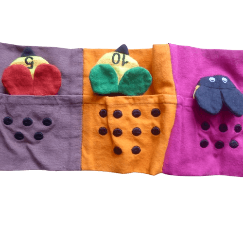 Tygremsa Sortera flugor 1-10, pedagogiskt räknespel. Ihoprullbar. Handvävda tygrester. Detaljbild med 3 fickor och flugor.Fair Trade Sri Lanka.