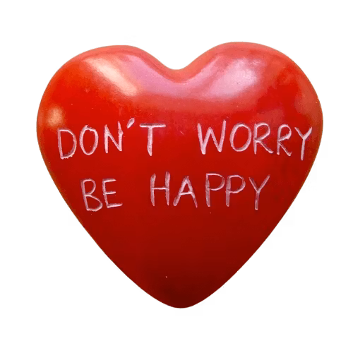 Rött hjärta med inristad text Don't worry be happy. Täljsten, Fair Trade Kenya