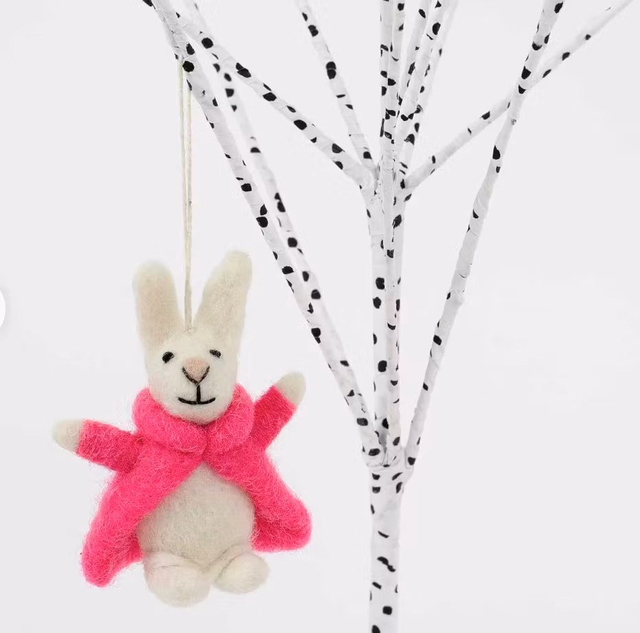 Påskhänge, Bunny with coat, Påskhare med klarpink kappa, tovad, Afroart