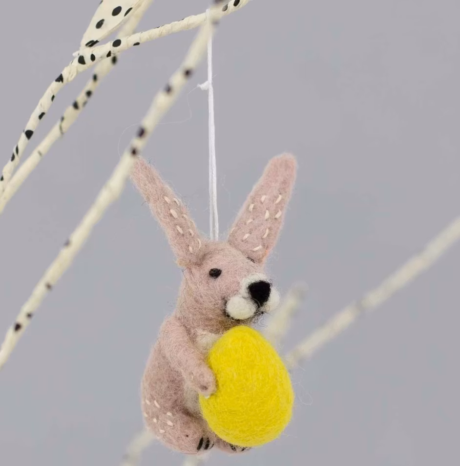 Påskhänge, Påskhare med gul ägg, tovad. world of craft, Stockholm.