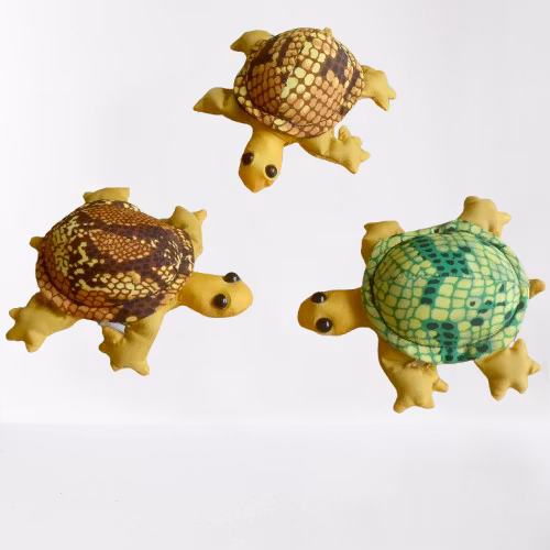 Sanddjur format som liten tre sköldpaddor i gula, bruna och gröna färger. Av tygrester, fylld med steriliserad finsand. Fair Trade.