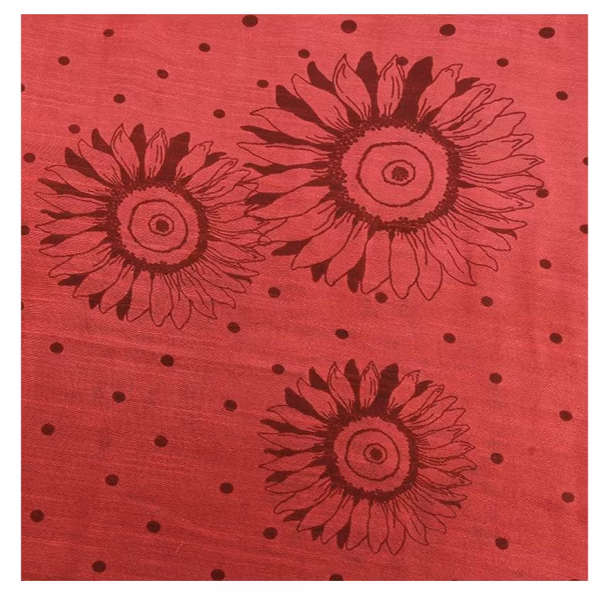 Röd sjal, scarf i bomull och siden. Blomstermönster i mörkröd. Detaljbild på mönstret. Handvävd. 60x180 cm. Fairtrade