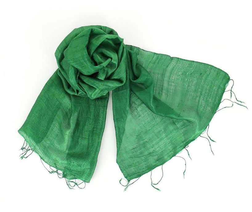 Elegant klargrön sidensjal. 40x180 cm. Handvävd i Vietnam för Fair Trade.