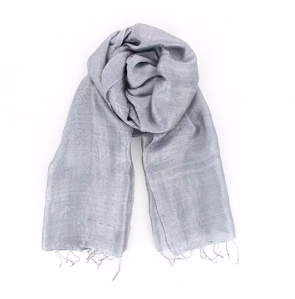 Sjal, scarf, gänsande silvrig färg, handvävd siden. 40x180 cm. Fair Trade Vietnam.