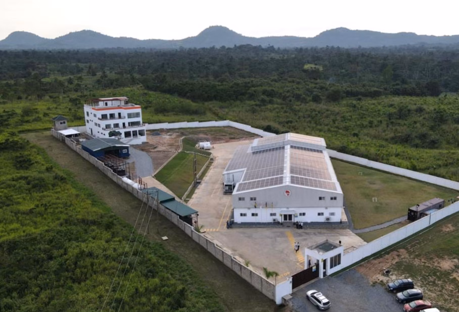 Fairafric - den moderna chokladenfabriken drivs med solarenergi och skapar nya arbetsplatser i Ghana.