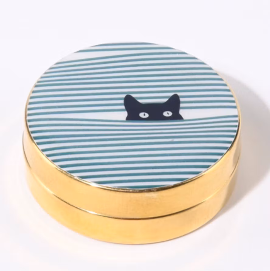 Nipperask med lock, Nyfiken katt, mässing med schablontryck. Fair Trade Indien.