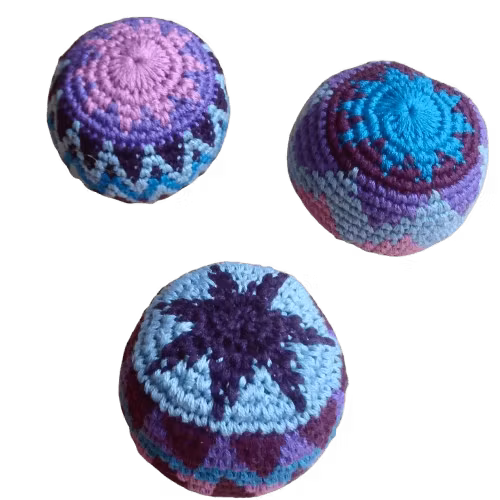 3 styck virkade, mjuka antistress, jongleringsbollar, sicksack/triangelmönster. Fair Trade Guatemala.