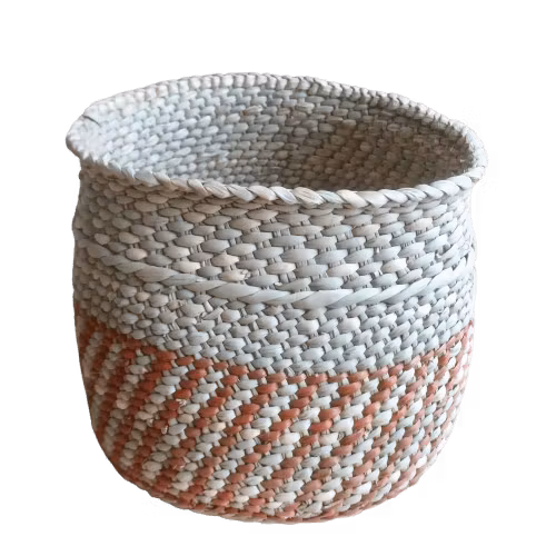 Korg Njombe-Iringa. Flätad för hand av milulu-gräs. Med fint terracotta-mönster. Fair Trade från Tanzania.