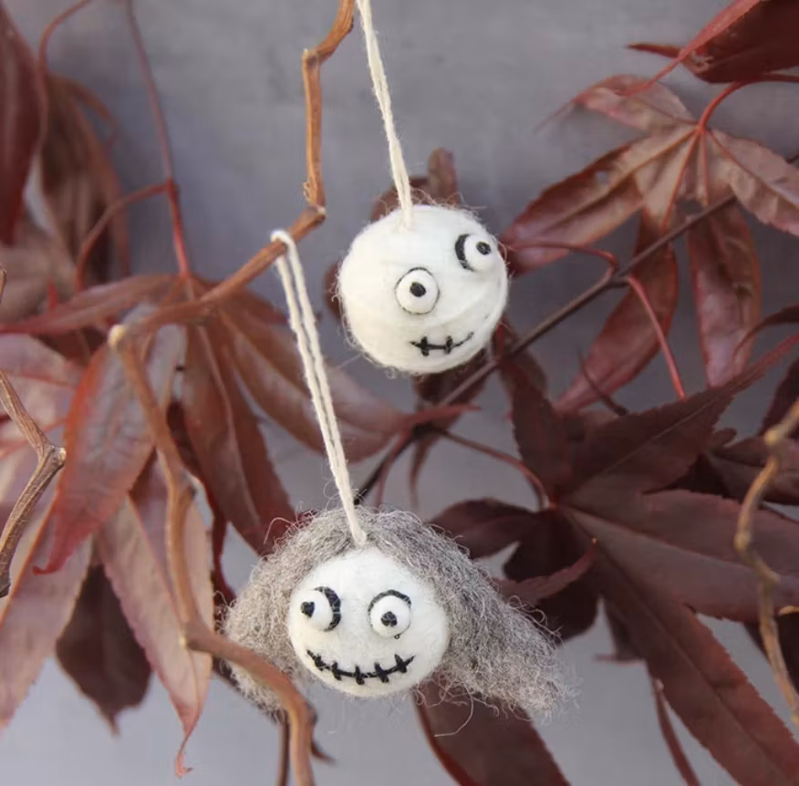 2 små olika mumie-huvuden som dekohänge till halloween. Tovade, Fair Trade Nepal.