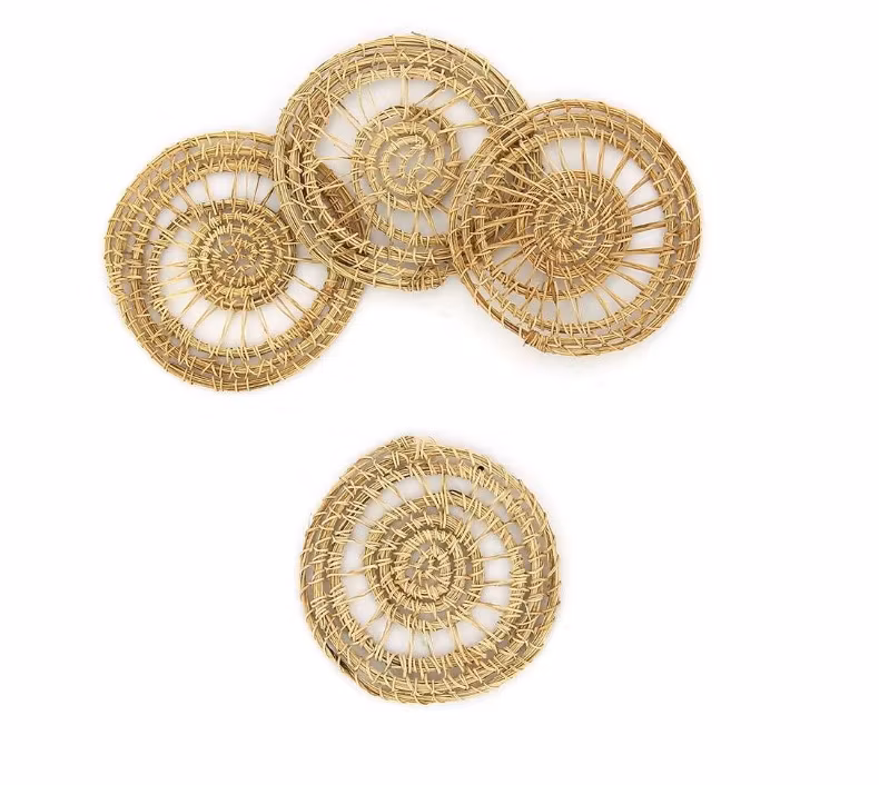 Set med 4 underlägg till glas eller kopp, runt, natur, handflätade av palmfaser i spiralmönster. Fair Trade Bangladesh.