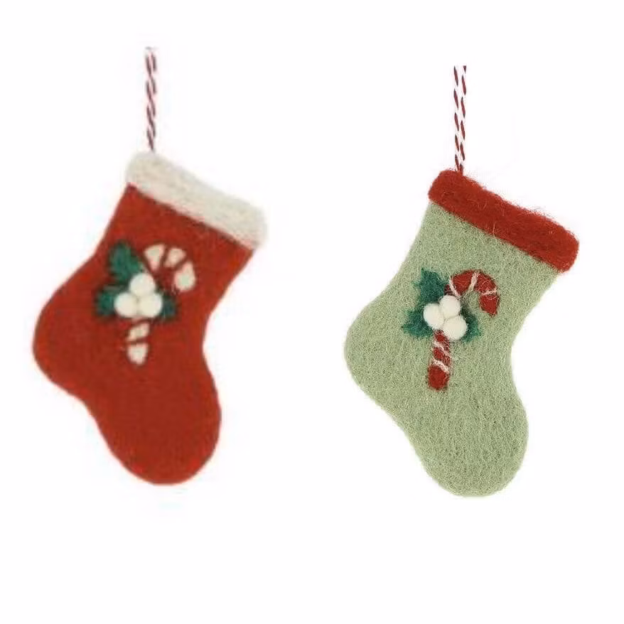 Julhänge 2 små  tovade julstrumpor, röd och grön. Till presenten eller granen. Med lite-lite plats för en julöverraskning.