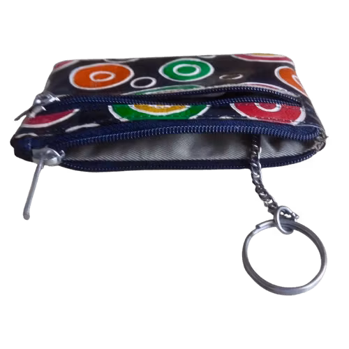 Liten läderfodral, liten, etui med nyckelring, till småsaker. Två fack, öppna på bilden. Dekorerat med handmålade cirklar. 11x7 cm.
