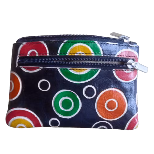 Liten läderfodral, liten, etui med nyckelring, till småsaker. Även det mindre facket med dragkedja synligt på bilden. Dekorerat med handmålade cirklar. 11x7 cm.