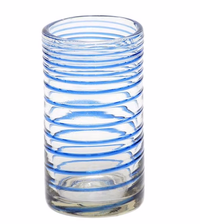 Vas Esperial (spiral), munblåst av återvunnet glas. Dekorativt blått spiralmönster. Fair Trade Mexiko.