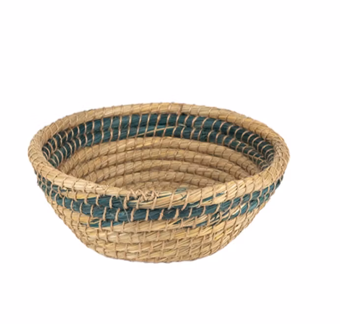 Rund, flätad korg av kaisagräs, naturfärg med grönt mönster. Fruktkorg. Bangladesh Fair Trade.