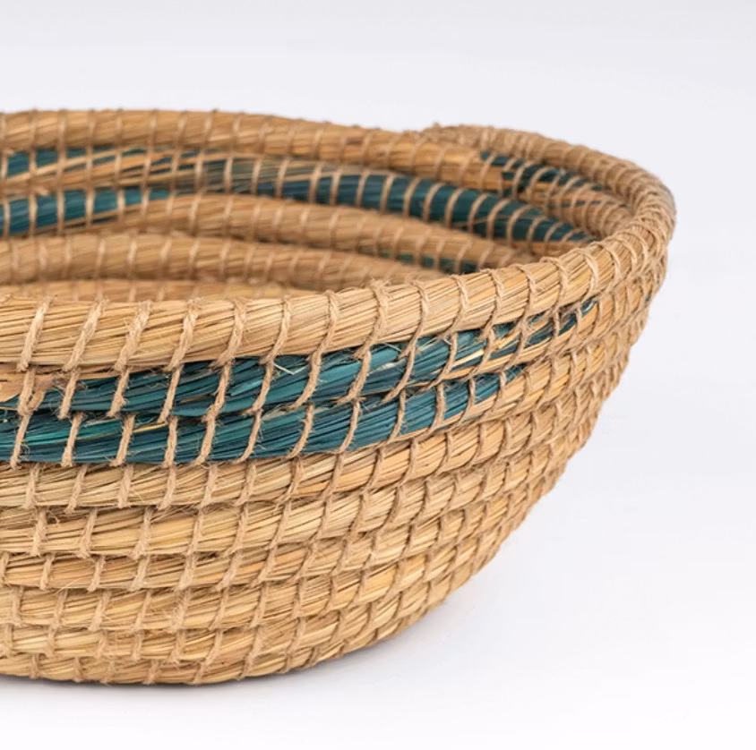 Rund, flätad korg av kaisagräs, naturfärg med grönt mönster. Fruktkorg. Bangladesh Fair Trade. Detajlbild.
