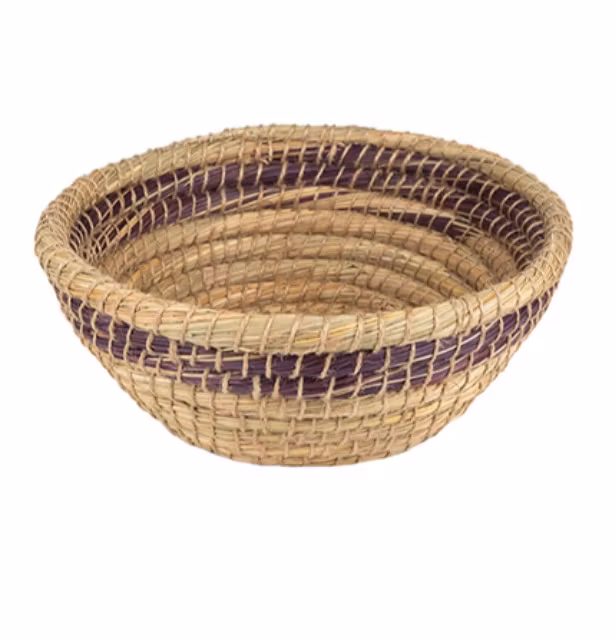 Rund, flätad korg av kaisagräs, naturfärg med mörklila mönster. Fruktkorg. Bangladesh Fair Trade. Detajlbild.
