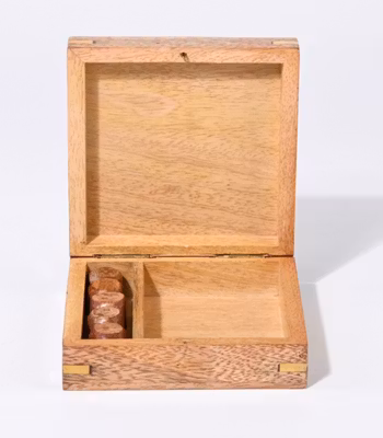 Kortleksask i trä med 5 tärningar