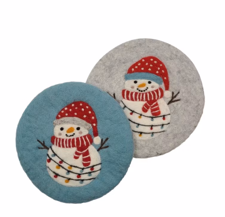 2 stycken tovade underlägg motiv Snögubbe med ljusslinga. Olika bakgrundsfärger.