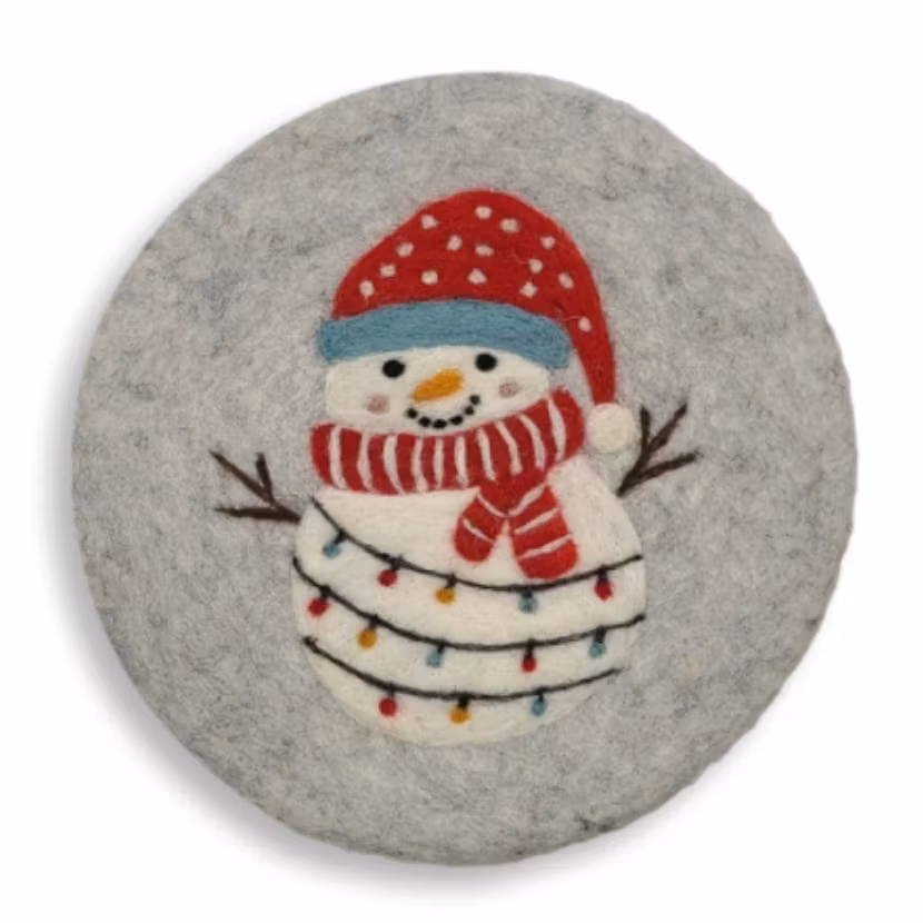 Tovat underlägg motiv Snögubbe med ljusslinga. Ljusgrå bakgrundsfärg.