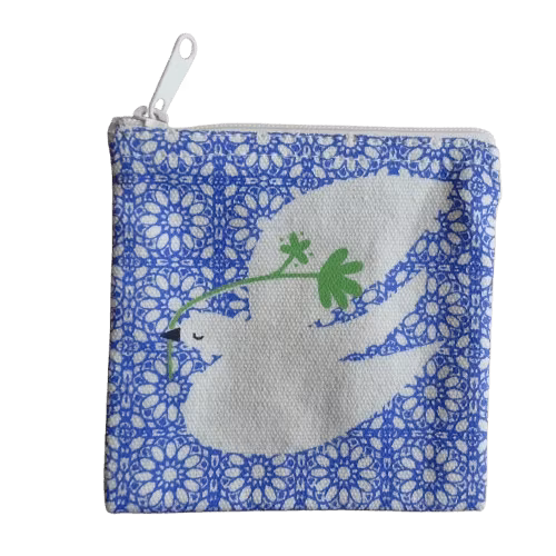 Liten fodral i canvas med dragkedja, 10 x10 cm . Blått screentryck med motiv fredsduva med olivkvist. Fair Trade Bangladesh.