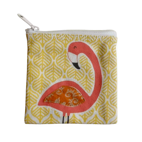 Liten fodral i canvas med dragkedja, 10 x10 cm. Gult screentryck med motiv flamingo. Fair Trade Bangladesh.