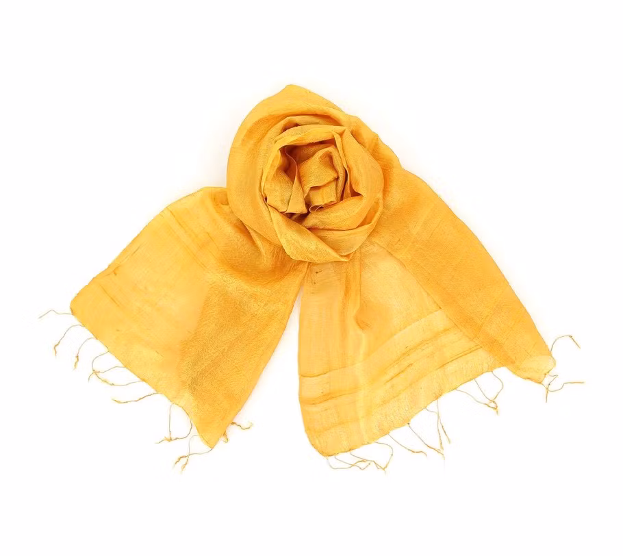 Sjal, siden i guldglänsande , klargul färg, 40x180cm. med franser. Fair Trade.