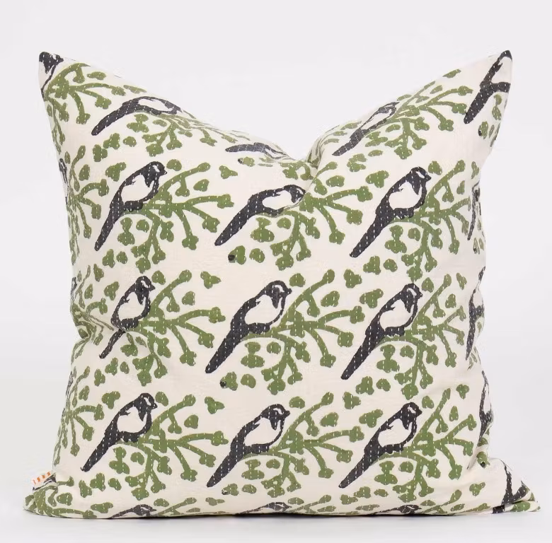 Kuddfodral Skatan Pica Pica, en grupp skator sittandes i ett träd. quiltad, World of Craft Stockhiolm.