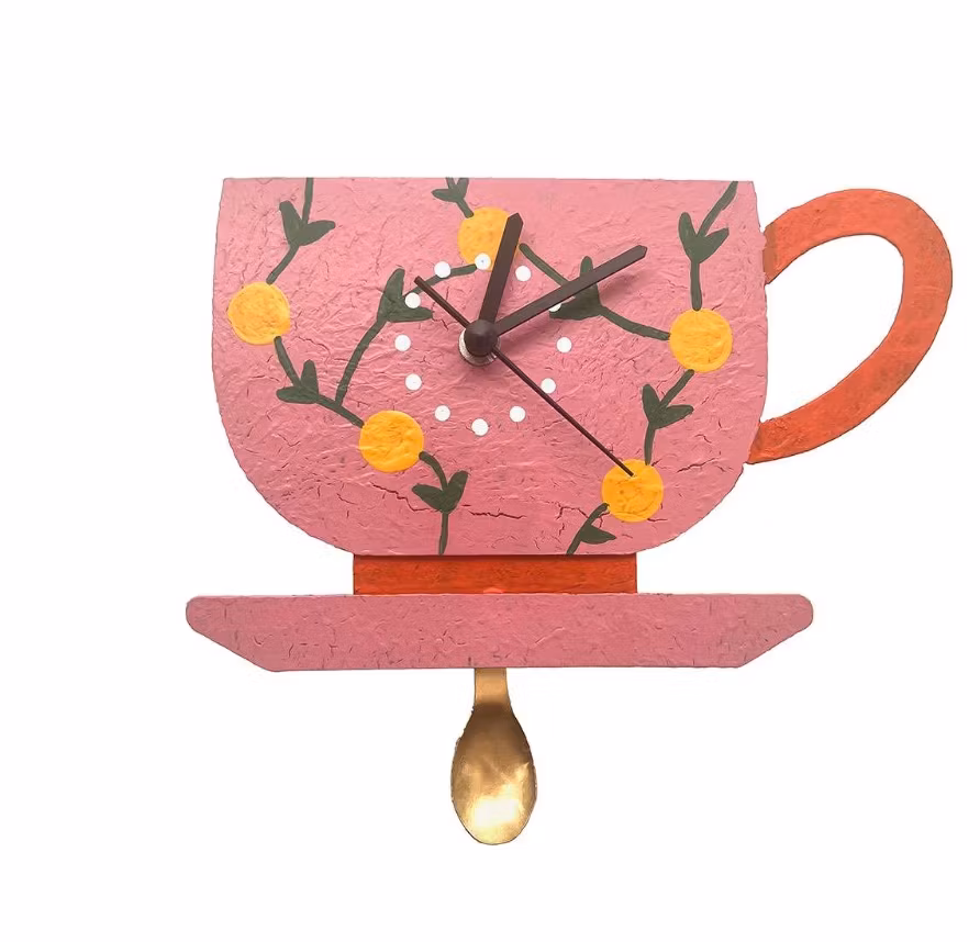 Väggklocka med pendel, Rosa tekopp med tesked som pendel, recycling metall.