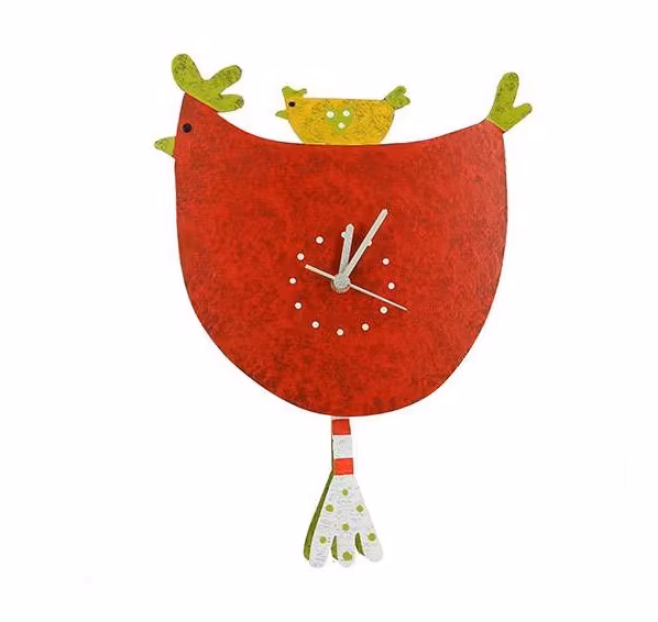 Väggklocka med pendel, Hönan med kycklin på ryggen, recycling metall. Colombia.