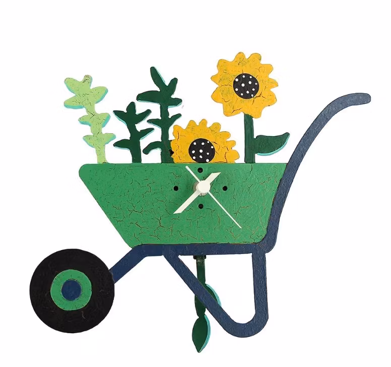Väggklocka med pendel, Skottkärra med blommor, recycling metall. Colombia