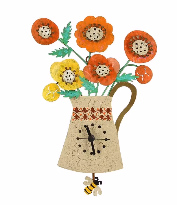 Väggklocka med pendel, Kanna med blomsterbukett, recycling metall. Colombia.