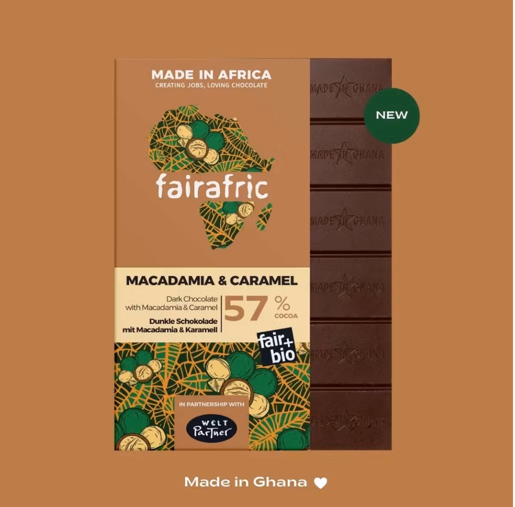 Fairafric, choklad med macadamia och karamell, vegan, ekologisk. Omslagsdesign östafrikanskt inspirerad. Fair Trade Ghana.