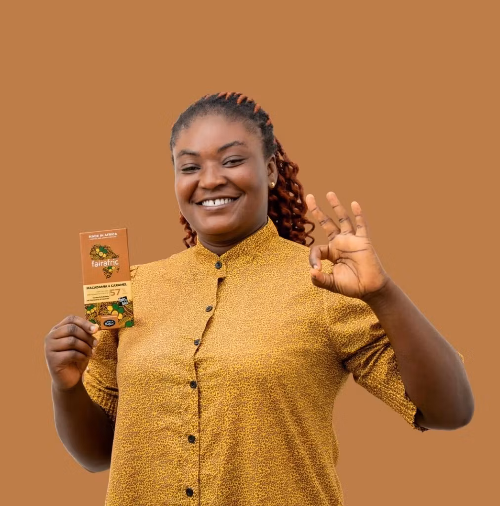 Fairafric-choklad med macadamia, presenterad av en Fairafric-medarbetare.