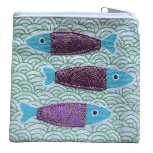 Litet canvas-fodral med screentryck/serigrafi, dragkedja, 10 x10 cm. Motiv små fiskar. Fair Trade Bangladesh.