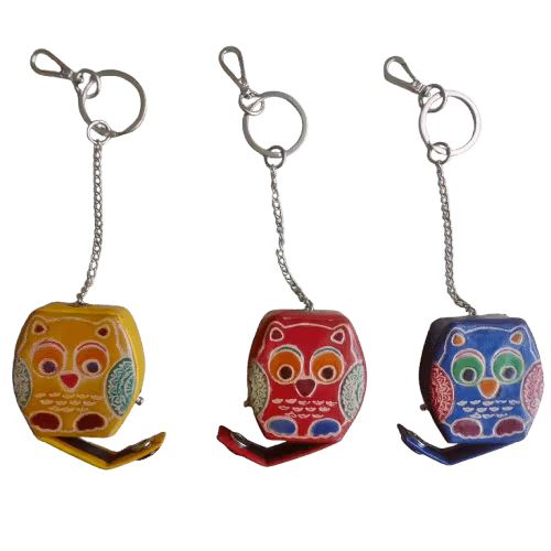 Tre smycken med minifack, till väska eller ryggsäck i form av små ugglor, olika färger. Med öppet minifack. Fair Trade Indien.