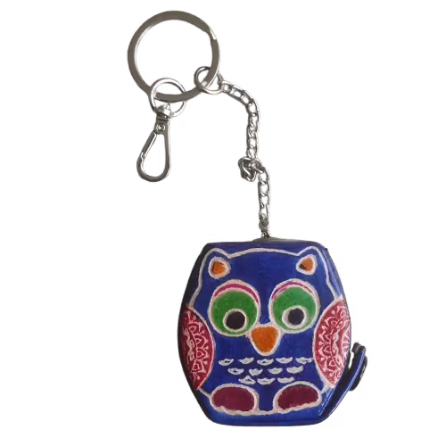 Smycke med minifack, till väska eller ryggsäck i form av en liten blå uggla. Fair Trade Indien.