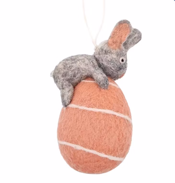 Tovat påskhänge, hare på ett ägg, rosa ägg. Fair Trade Nepal.