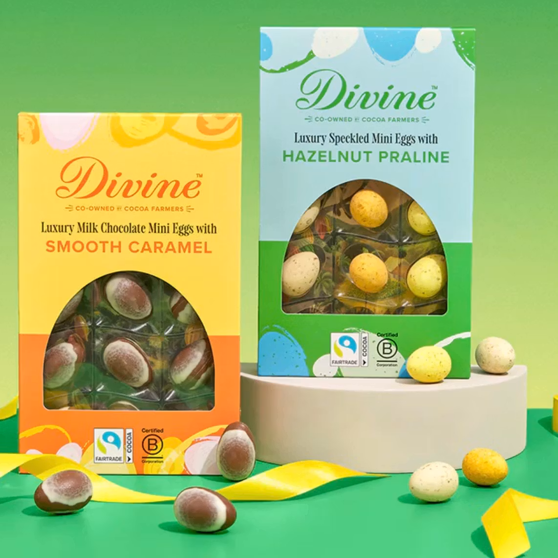 2 förpackningar med mini chokladägg från Divine. Mjölkchoklad med karamellfyllning och spräckliga ägg fyllda med hasselnötskräm. Färgglada förpackningar, miniäggen syns genom ett litet fönster i förpa