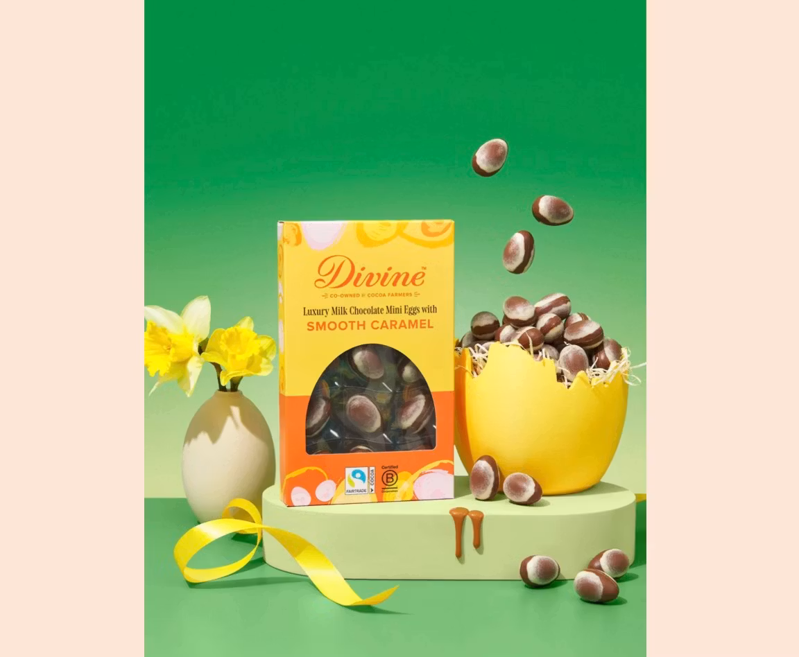 Mini påskägg, mjölkchoklad med karamellfyllning. Färgglad förpackning, miniäggen syns genom ett litet fönster i förpackningen. med påskdeko i gröna och gula färger.Fairtrade..